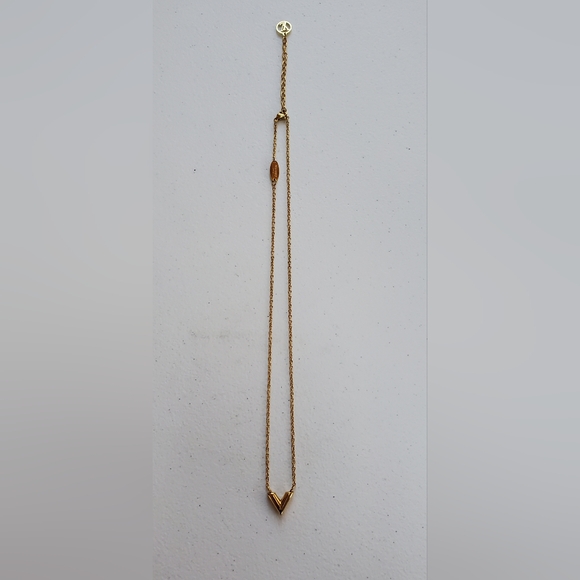 LOUIS VUITTON ESSENTIAL V NECKLACE - Picture 14 of 16
